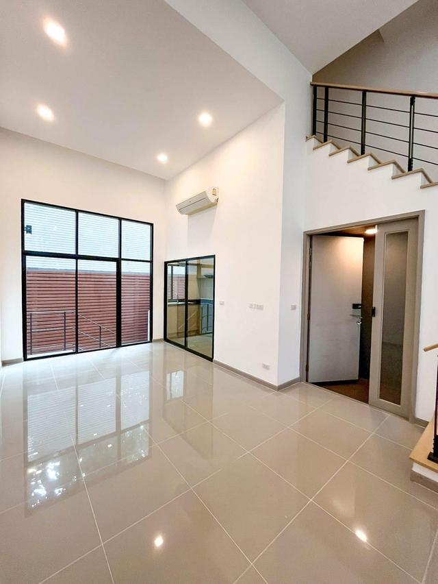 บ้านหรูพร้อมอยู่ ใกล้ทองหล่อ-เอกมัย เพียงไม่กี่นาที สังคมพรีเมียม สิ่งอำนวยความสะดวกครบครันราคา 8.29 ล้านบาท อย่าช้า! 11