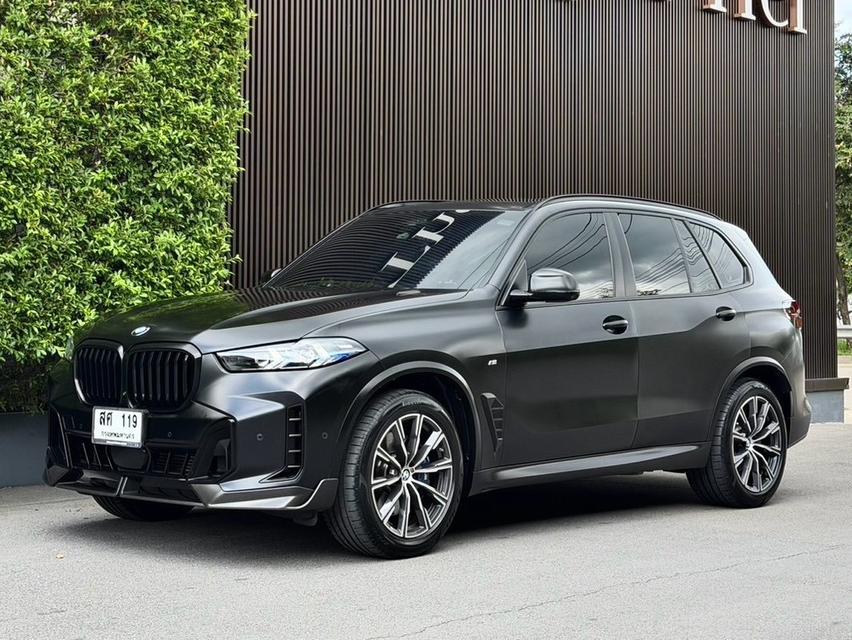 ขาย BMW X5 xDrive30d M-Sport Lci 2024 สีดำ รถมือเดียวป้ายแดง สีเดิมสภาพสวยพร้อมใช้งาน ชุดแต่งรอบคัน 1xx,xxx บาท (ติดฟิล์มรอบคัน 7x,xxx ) ป.1 เหลือ