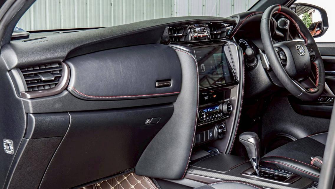 TOYOTA FORTUNER 2.8 GR SPORT 4WD ปี 2024 สีดำ โฉม ปี15-ปัจจุบัน รูปที่ 8