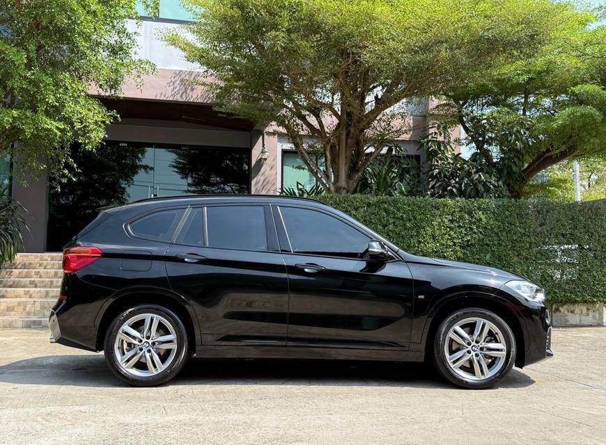 2021 BMW X1 20D MSPORT รถมือเดียวออกป้ายแดง รถวิ่งน้อยเพียง 80,000 กม เข้าศูนย์ตามระยะ รถไม่เคยมีอุบัติเหตุครับ รูปย่อยที่ 2