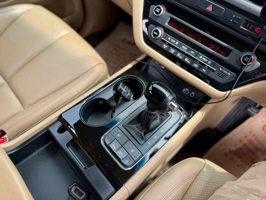 KIA CANIVAL Wagon 4dr EX 11st SA 6sp FWD 2.2DTi (CBU) Y2015  สีขาว ออโต้  17