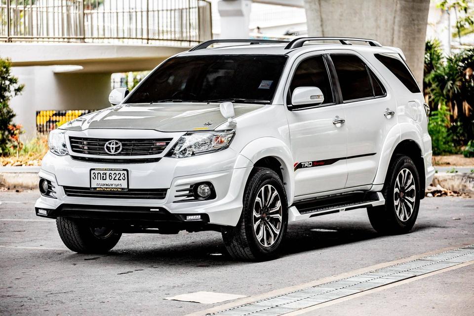 TOYOTA FORTUNER TRD 3.0V 4WD เกียร์ออโต้ ปี 2015 สีขาว ของแต่งหลายแสน