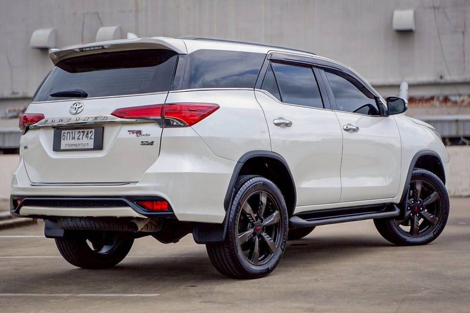 Toyota Fortuner 2.8 TRD เกียร์ออโต้ 4WD สีขาวมุก ปี 2017