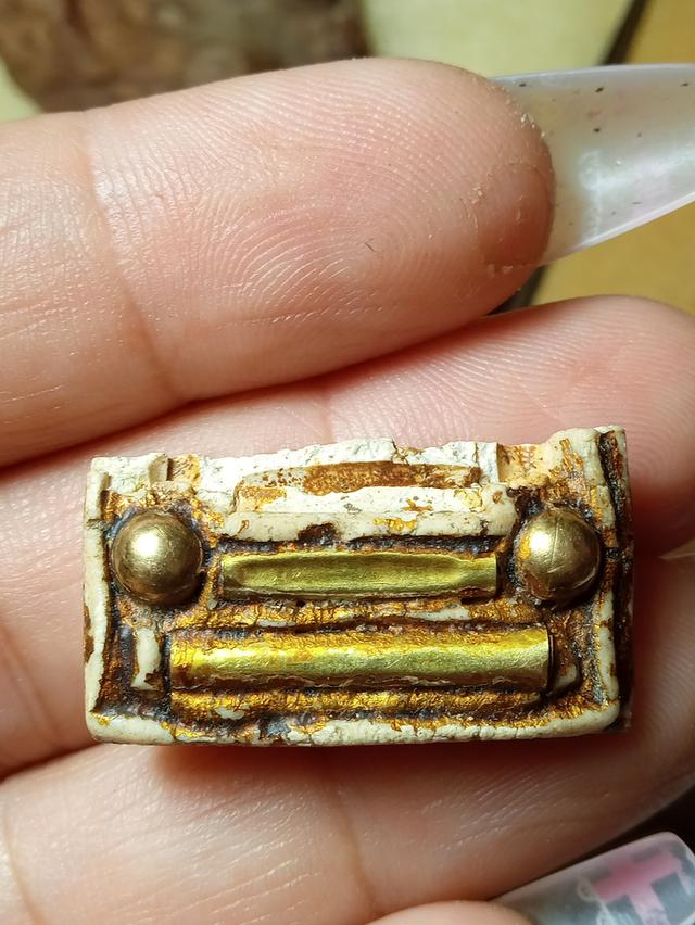 พระสมเด็จหักครึ่งฝังตะกรุดสีคล้ายทอง