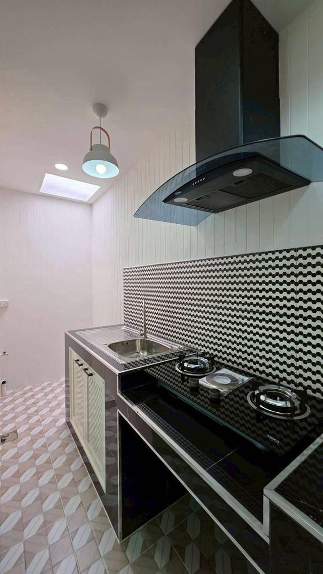 หมู่บ้านบัวทอง1 ติดรถไฟฟ้าสายสีม่วง สถานีคลองบางไผ่ ทาวน์เฮาส์ 2 ชั้น   ตกแต่งใหม่พร้อมอยู่   หน้าบ้านไม่ชนใคร เป็นทุ่งนา 10