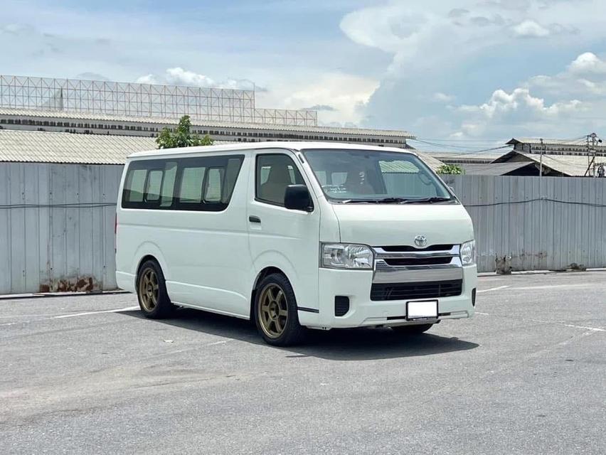 Toyota Hiace ปี 2016 สีขาว