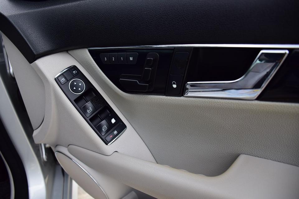 ขายเพียง 268000บาท BENZ C200 คอมเพลสเซอร์ แอร์จอ พ.มัลติ ขับดีมาก เบาะหนังไฟฟ้าเมเมโมรี่ 3จุด ภายในใหม่กิ๊ฟ เอกสารครบพร้อมโอน โทร0957401229 ไอดีไลUTBP 6