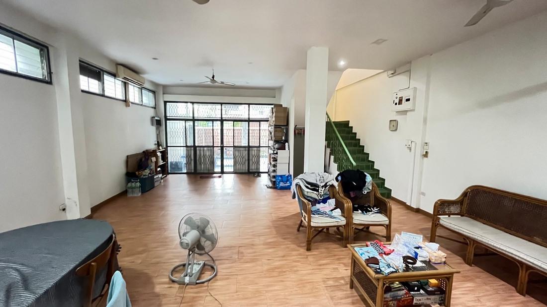 หมู่บ้านพรไพลิน ซอยลาดพร้าว 35/1 เขตจตุจักร ทาวน์เฮ้าส์แปลงมุม 3 ชั้น 36 ตารางวา 3 ห้องนอน 3 ห้องน้ำ เพียง 3 นาทีถึง MRT สถานีภาวนา 4
