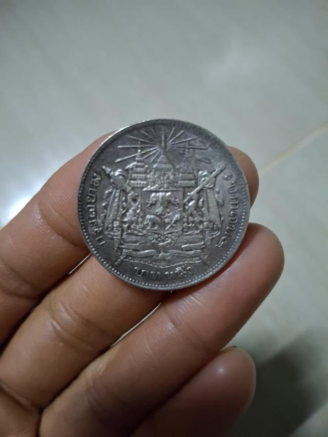 เหรียญไทยร5บาทหนึ่งตราแผ่นขอบเฝื่องแบบไม่มีรศ