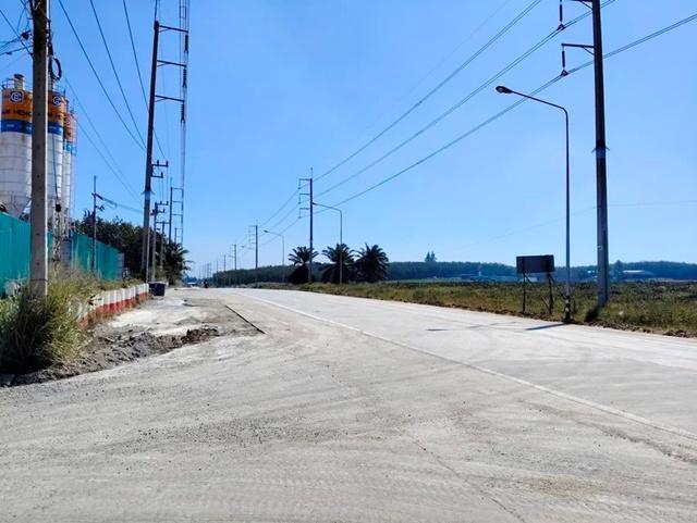 ใกล้นิคมอุตสาหกรรม WHA 3.1 ชลบุรี 900 ม. อบต.หนองเสือช้าง 1.7 กม. ให้เช่าที่ดินถมแล้ว 3 ไร่ 47ตร.ว. หลังติดลำห้วยมีน้ำตล 5