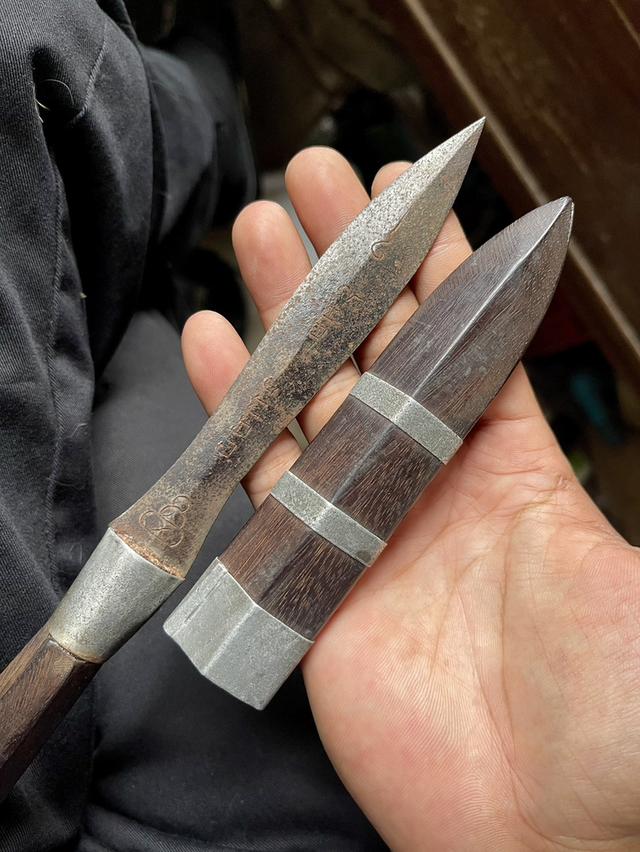 มีดหมอหลวงพ่อรุ่ง วัดหนองสีนวล นครสวรรค์ ไม้พญางิ้วดำ ยุคต้น 9