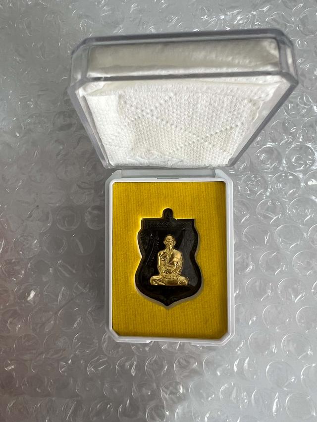 หลวงพ่อรวยบูชาครูเนื้อนวะหน้ากากทองคำ