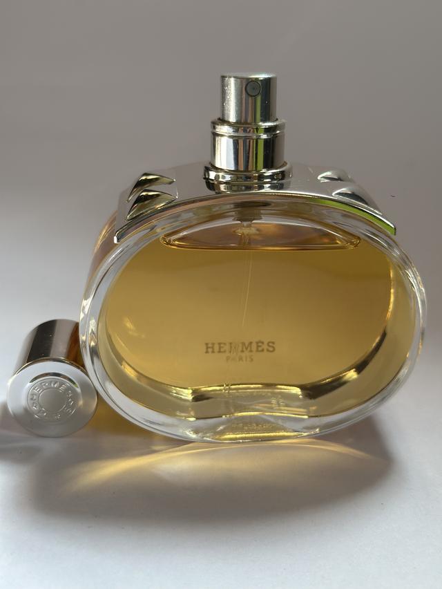 น้ำหอมมือสองยี่ห้อ Hermès Barénia Eau de Parfum Intense ขนาด 100 มล. ในราคา 2,550 บาท สภาพขวดสวยเหมือนใหม่