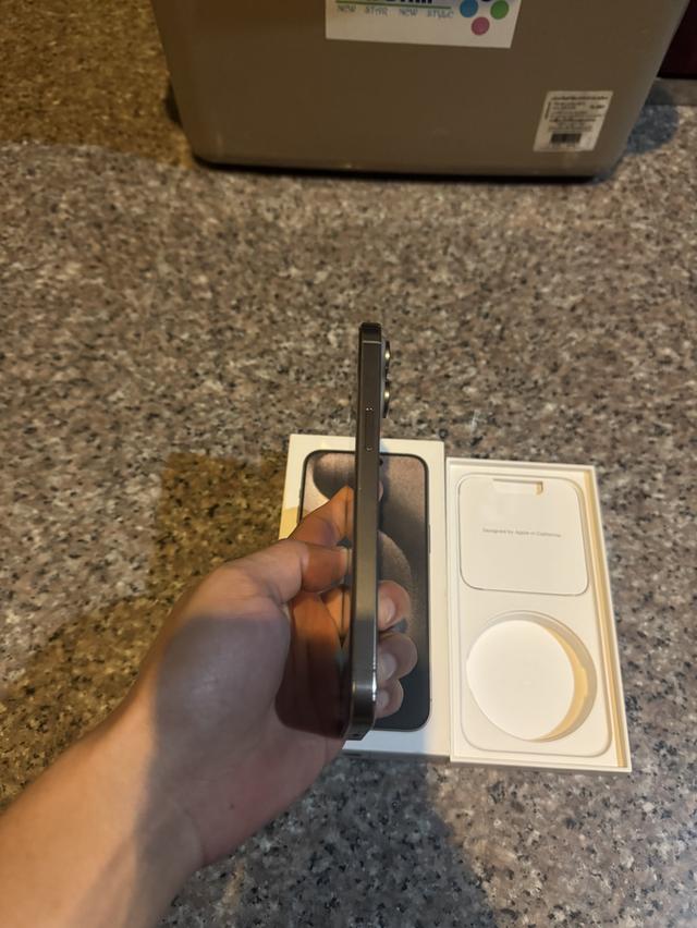 ขายๆๆๆถูกๆๆไอโฟน15ProMaxสีใหม่Natural Titanuim 512กิ๊กมีกล่องอีมี่ตรงสูนTrueสภาพสวยๆใช้งานปกติหมดทุกๆฟังชั่นเครื่องรีสโตได้ตลอดไม่มีติดไอคราว  สภาพ: 5