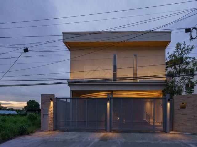 ขาย บ้านเดี่ยว สร้างใหม่ สไตล์ Modern Minimal ขนาด 125 ตรว 5 ห้องนอน พร้อมสระว่ายน้ำระบบน้ำเกลือ สวนขนาดใหญ่ ทำเลริมถนนใหญ่ ถนนสิรินธร 