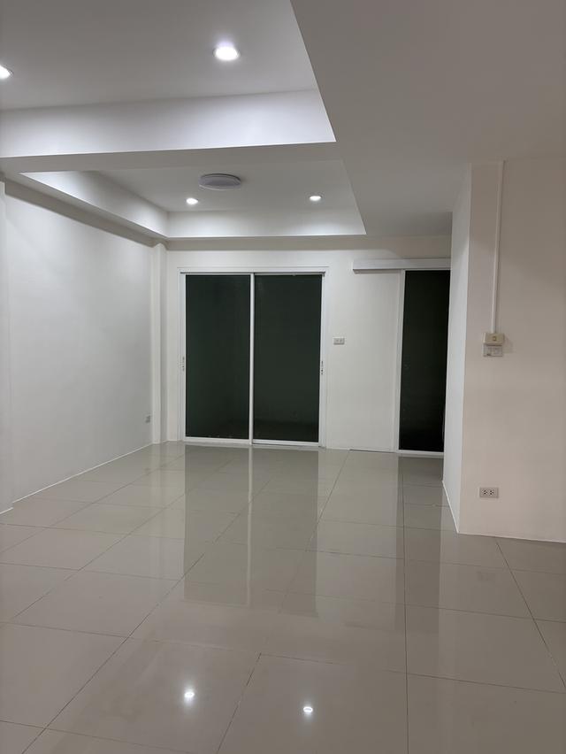 เช่า/ขาย หมู่บ้านดิไอบ๊อก เกษตรนวมินทร์ 3 ชั้น 3 ห้องนอน 3 ห้องน้ำ เดินทางสะดวกใกล้ถนนใหญ่ 19.3 ตรว. เช่า 15000 บาท/เดือน ขาย 3.49 ล้าน 3