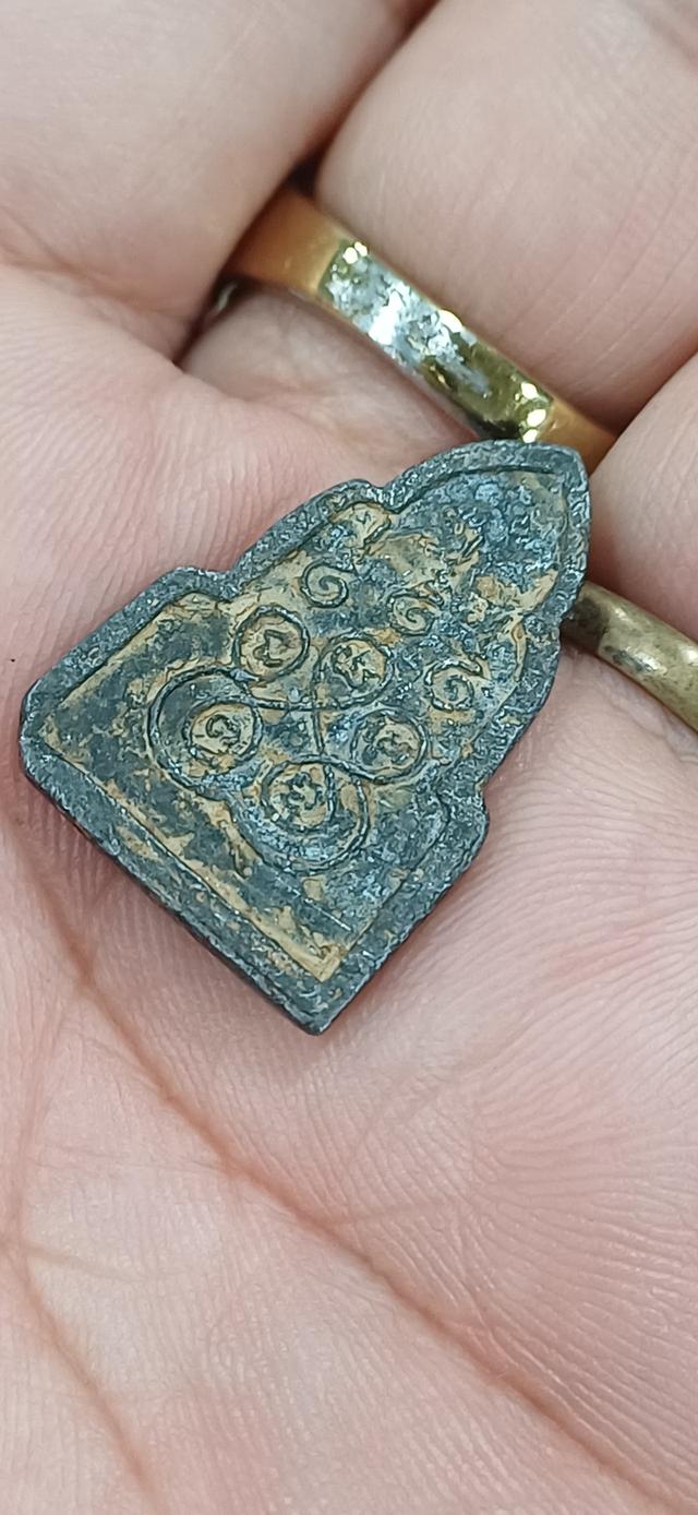 เหรียญพระแก้วมรกตหลังยันต์ห้า เนื้อตะกั่ว รูปที่ 2