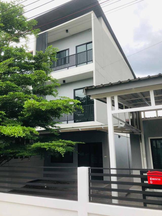 ขาย :ทาวน์โฮม 3 ชั้น พร้อมอาคารชั้นเดียว เนื้อที่ 43.9 ตรว. ถนนเสรีไทย 9 แยก 2-3-4