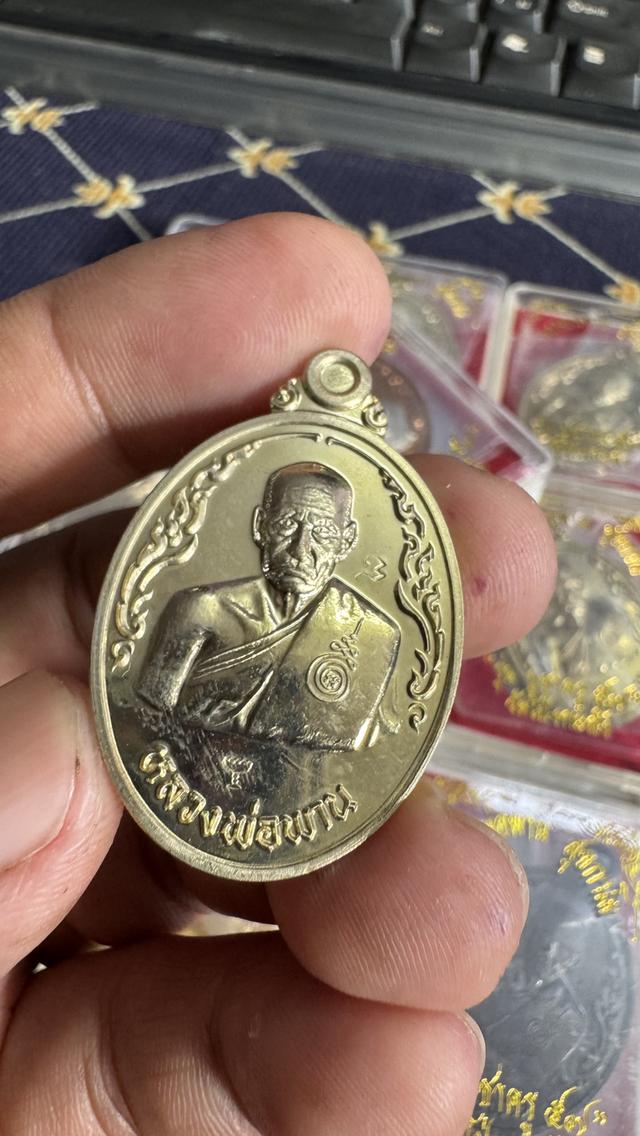 เหรียญหลวงพ่อพาน รุ่นบูชาครู 57 วัดโป่งกะสัง เปิดหมด 11 องค์ ราคา 2200  รวม 11 องค์ เนื้ออาปาก้าน  9 องค์ ทองแดง 2 องค์