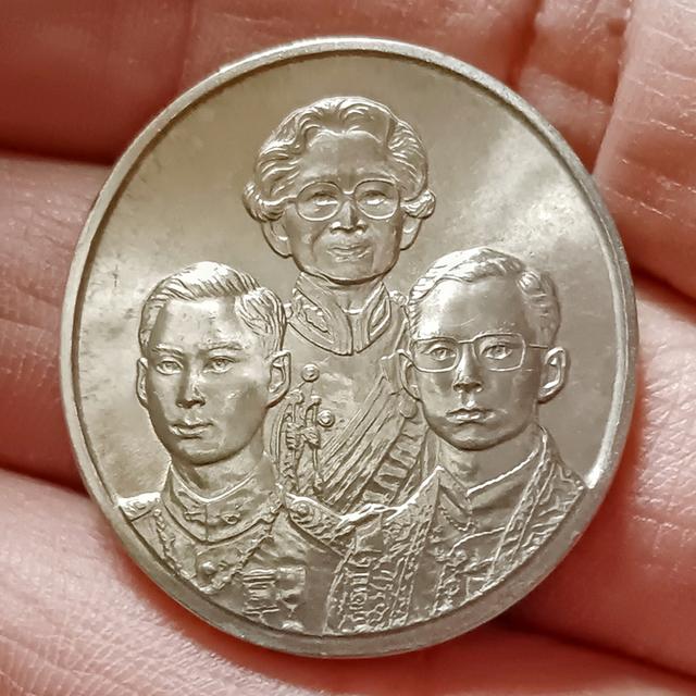 เหรียญเฉลิมพระเกียรติสามพระองค์ เนื้ออัลปาก้า ขนาด 3 เซ็น ปี2542​ (ราคา​ต่อ​ 1​ เหรียญ)​มี​ 3​ เหรียญ​