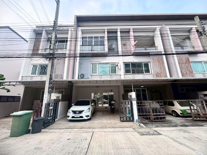โอกาสพิเศษ! ขายทาวน์เฮ้าส์ 3 ชั้น สภาพใหม่เอี่ยม พร้อมเข้าอยู่ ทำเลทองพัฒนาการ 44 (N.1884)