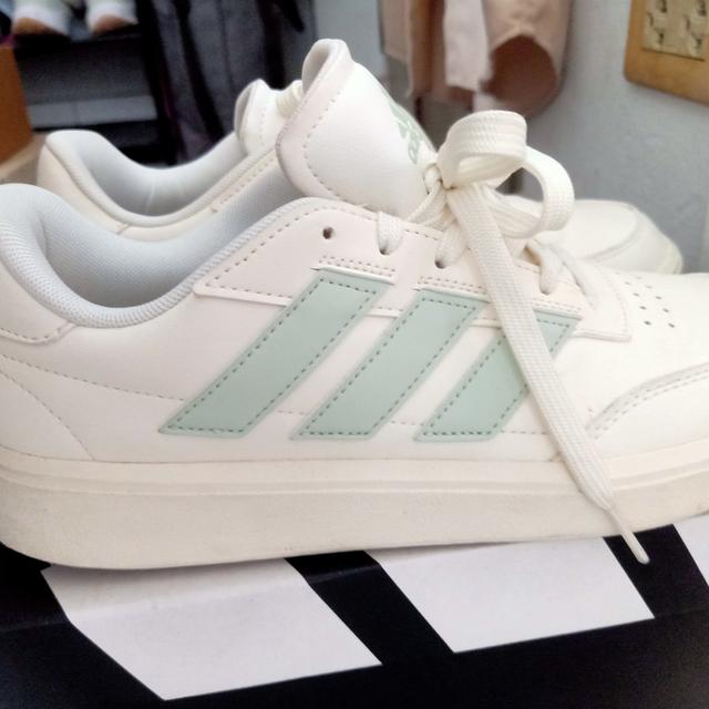 รองเท้าผ้าใบ.adidas. สภาพดี