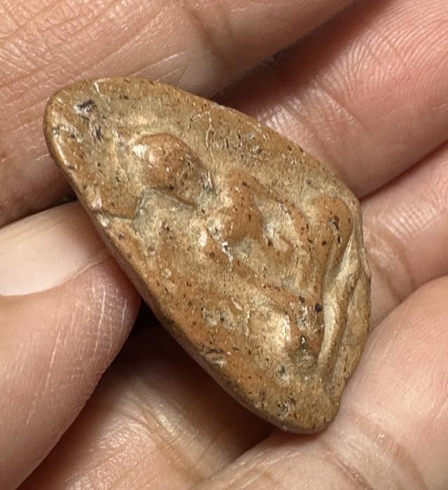 พระนางกำแพงกลีบบัว เนื้อละเอียด มีแร่ดอกมะขาม รูปที่ 3