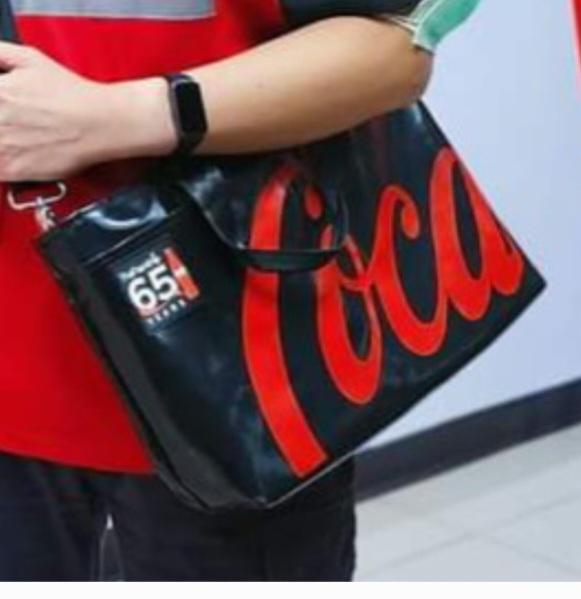 กระเป๋าโค้กครบรอบโค้ก 65 ปีรุ่นลิมิเต็ด รูปที่ 2