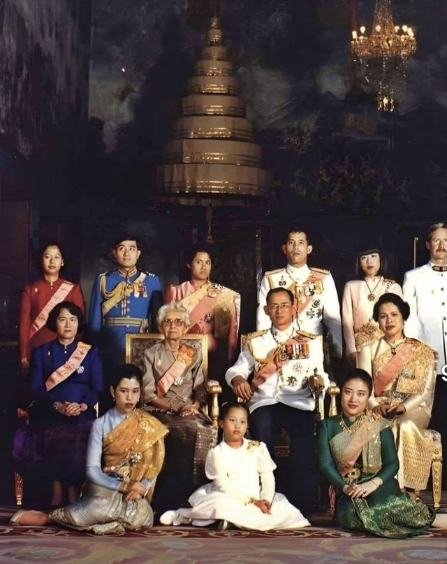 หนังสือสะสมรวม9.รัชกาล.ราชจักรีวง.108.มงคลและหนังสือน่าสะสมหายาก. รูปที่ 8