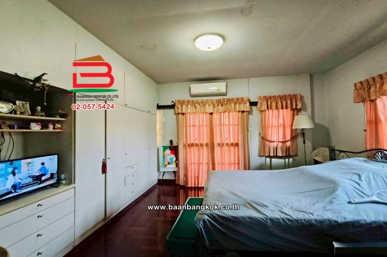 ทาวน์เฮาส์ เนื้อที่ 37 ตร.ว. หมู่บ้านดิเอมเมอรัลด์พาร์ค 2 (ซอยสุขา 2) ถนนรัตนาธิเบศร์ ตำบลพิมลราช อำเภอบางบัวทอง นนทบุรี 11