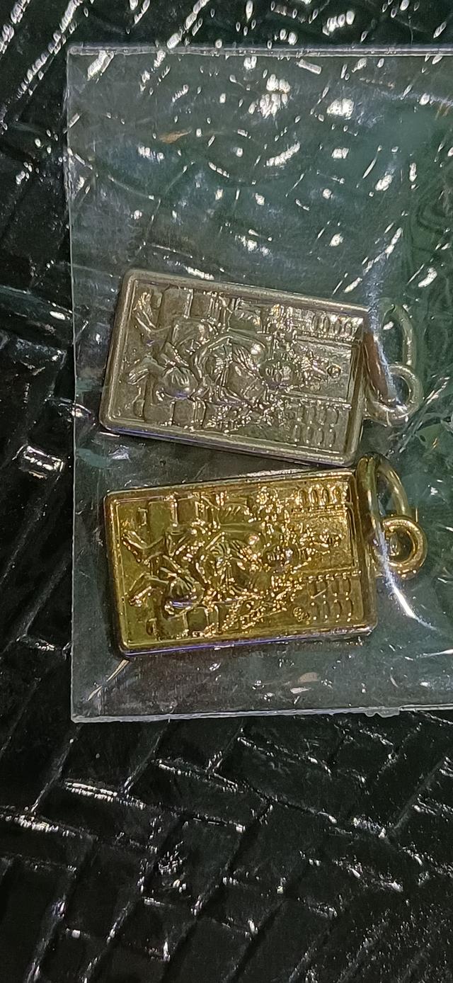 เหรียญหลวงพ่อฤาษีลิงดำ นั่งโซฟารับแขก (เหรียญทำน้ำมนต์) ตอกโค้ตเลข ๙ เนื้อโลหะชุบทองพิมพ์เล็ก พิธีพุทธาภเษกใหญ่ ปี 2555 2