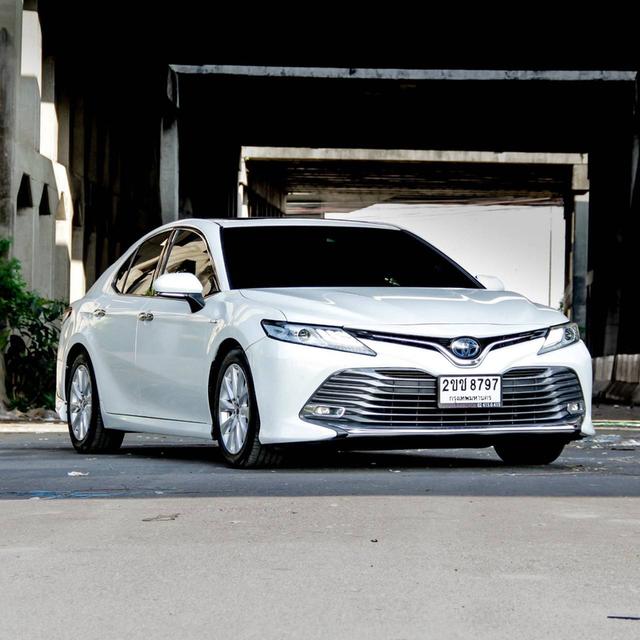 TOYOTA CAMRY 2.5 HEV PREMIUM ปี 2018 (โฉม ปี18-24) รถครอบครัว นั่งสบาย ขับขี่สนุก เครื่อง เบนซิน + ไฟฟ้า  สีขาว ไมล์เพียง 108,715 km. 3