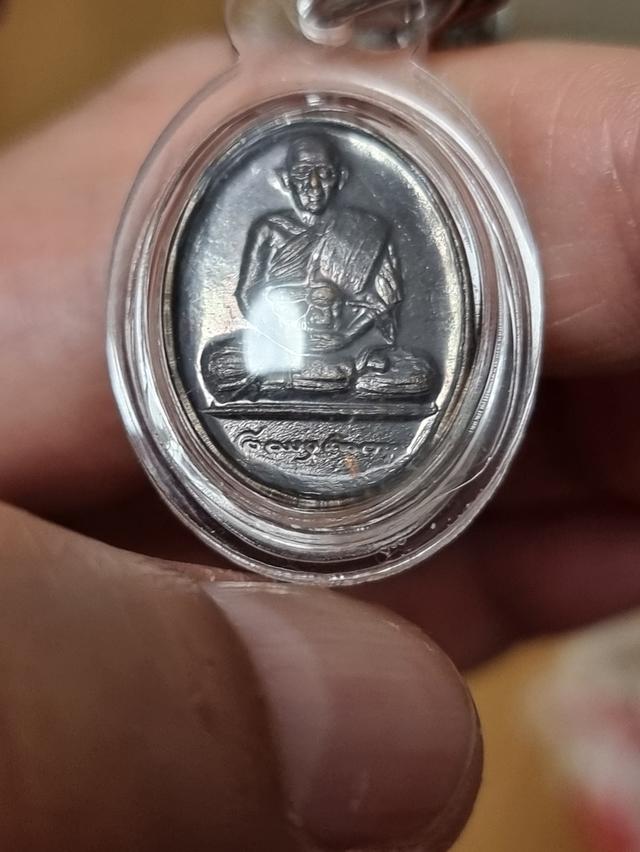 เหรียญลายเซ็นหลวงปู่ดู่ พรหมปัญโญ วัดสะแก อยุธยา ปี2529 คัดเนื้อคัดผิวสวยเลี่ยมกันน้ำ พร้อมขึ้นคอบูชา เปิด 4,500 บาท 3