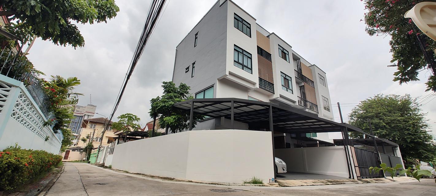ทาวน์โอม 3 ชั้นครึ่ง ลาดพร้าว 25 แยกรัชดา-ลาดพร้าว เนื้อที่ 44 ตารางวา แปลงมุม กว้างมาก พร้อมอยู่ 12