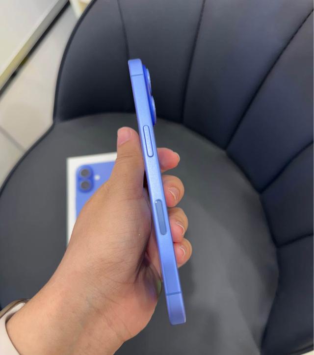 iPhone 16 สี Ultramarine  4