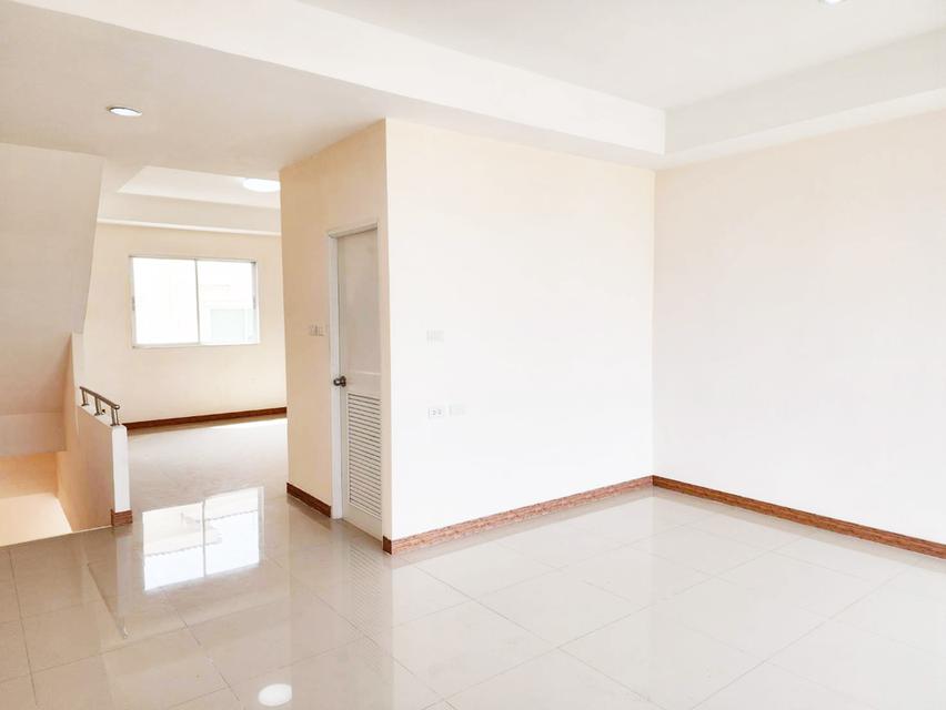 ให้เช่า อาคารพาณิชย์ 3 ชั้น ทำเลติดถนน ใกล้ตลาดลาดสวาย ลำลูกกา คลอง 4 ปทุมธานี หน้ากว้าง จอดรถสะดวก มีประตูกระจก พร้อมทำธุรกิจและพักอาศัย shophouse 6