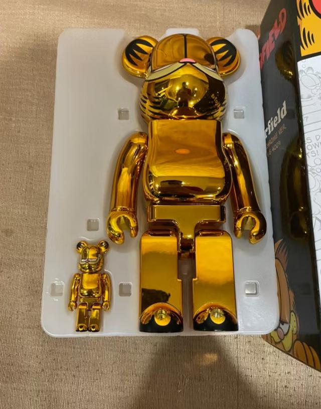 ขาย Bearbrick Garfield Chrome 400% + 100% ของใหม่ 1