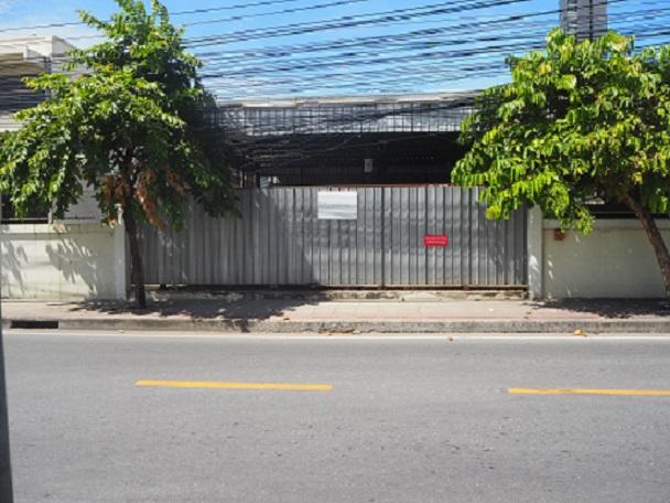 ให้เช่าที่ดินทรงสี่เหลี่ยมผืนผ้าเนื้อที่ประมาณ53ตร.วา ทำเลทอง ใกล้โรงงานไทยวาโก้ มีโครงสังกะสีเป็นโรงเรือนพร้อมประตูสังกะสี พื้นโบกปูนเรียบ 1