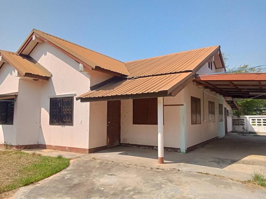 U1436 ให้เช่าบ้านเดี่ยวชั้นเดียว ที่จังหวัดร้อยเอ็ด ใกล้ รพ.ร้อยเอ็ดธนบุรี บ้านอยู่ถนนปัทมานนท์ซอย 8/1 บ้านหลังใหญ่ จอดรถได้ 3 คันในบ้าน 1
