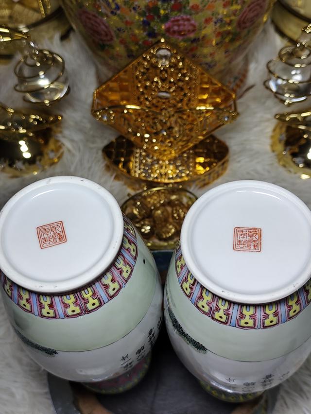 แจกันกระเบื้องเคลือบกังไส (Chinese Porcelain Vase) ซึ่งเป็นงานศิลปะที่มีลักษณะเด่นแบบจีน โดยเฉพาะงานในกลุ่ม เบญจรงค์จีนหรือแฟมิลโรส (Famille Rose) รูปที่ 9