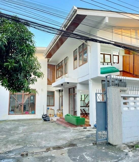 พร้อมเฟอร์ฯ เครื่องใช้ไฟฟ้าครบ แอร์ 8 เครื่อง 6 นอน MRT บางซื่อ 2 กม.บ้านเดี่ยว 2 ชั้น ใหญ่ 100ตร.วา. 7น้ำ ประชาชื่น ม.เ 1