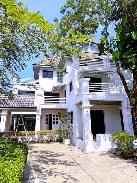 ซอยเสรีไทย 51-61 4นอน ให้เช่าคฤหาสน์ Pool Villa 3ชั้น 200ตารางวา Chocolate Ville 2.1 กม. 1,200ตรม. 3น้ำ มีอ่างน้ำวน สนาม 3