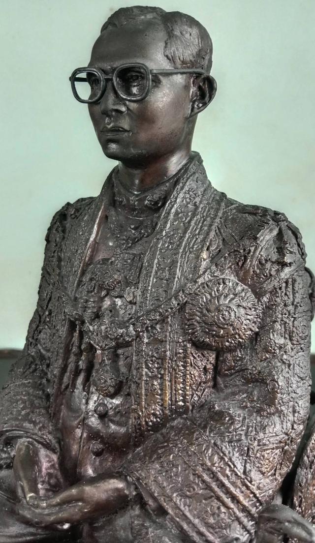 746.พระบรมรูปหล่อในหลวงรัชกาลที่ 9 พระบาทสมเด็จพระปรมินทรมหาภูมิพลอดุลยเดช ทรงประทับบนพระที่นั่งราชยานพุดตานทอง ส รูปที่ 9
