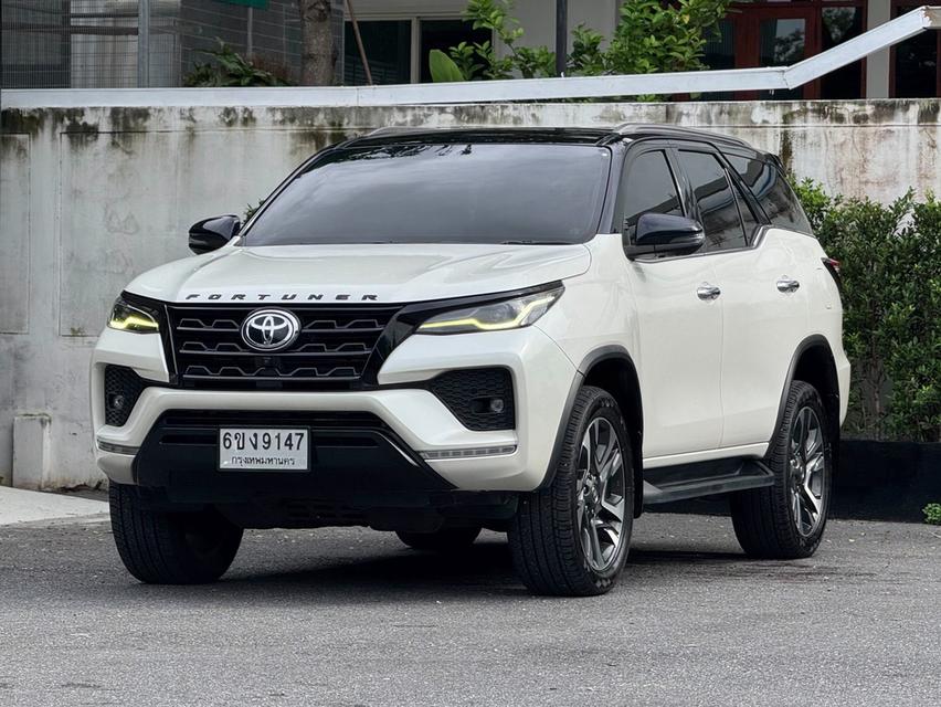 TOYOTA FORTUNER Commander 2.4 V 2WD AT Y2022สีขาวมุก  รถบ้านแท้สวยเดิมบาง  เลขไมล์ 86,xxx km.