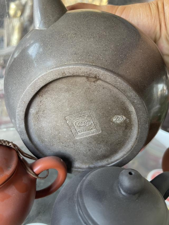 ปั้นชาอี๋ซิง กาน้ำชาดินเผาโบราณ ผิวขัดมัน สีดำ ใบใหญ่ ป้านชาอี๋ซิง ป้านชาเก่า 12