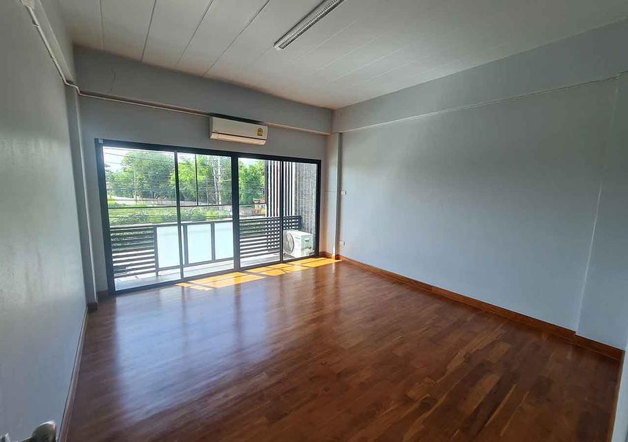 ตึกแถวติดถนนสายหลัก ใกล้ห้างแม็คโคร ขายถูกกว่าข้างเคียงแน่นอน สภาพดีมาก 3