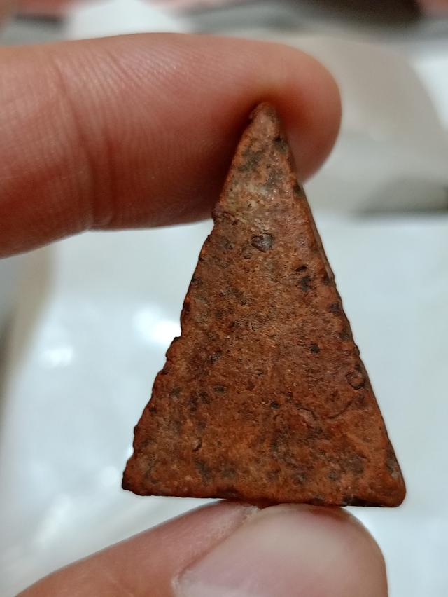 กรุพระนางพญาเข่าตรงเนื่อดินเผาเข้ม 3