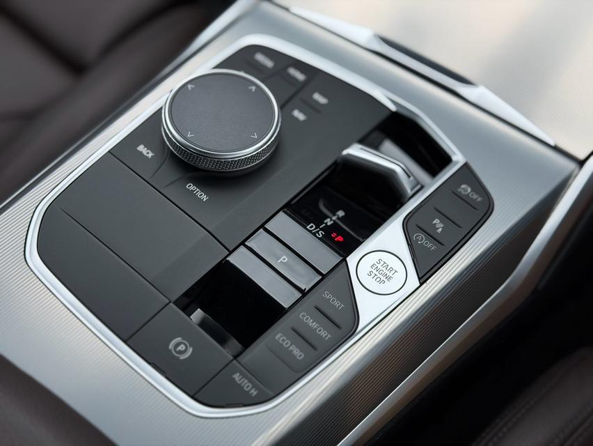 BMW 320d M Sport LCIปี 2023 ไมล์ 72,xxx kmราคา 1,590,000 บาทBSI: 28/12/2028 (5yrs/100,000km)Warranty: 281/12/2028 (5yrs/200,000km) รูปที่ 16