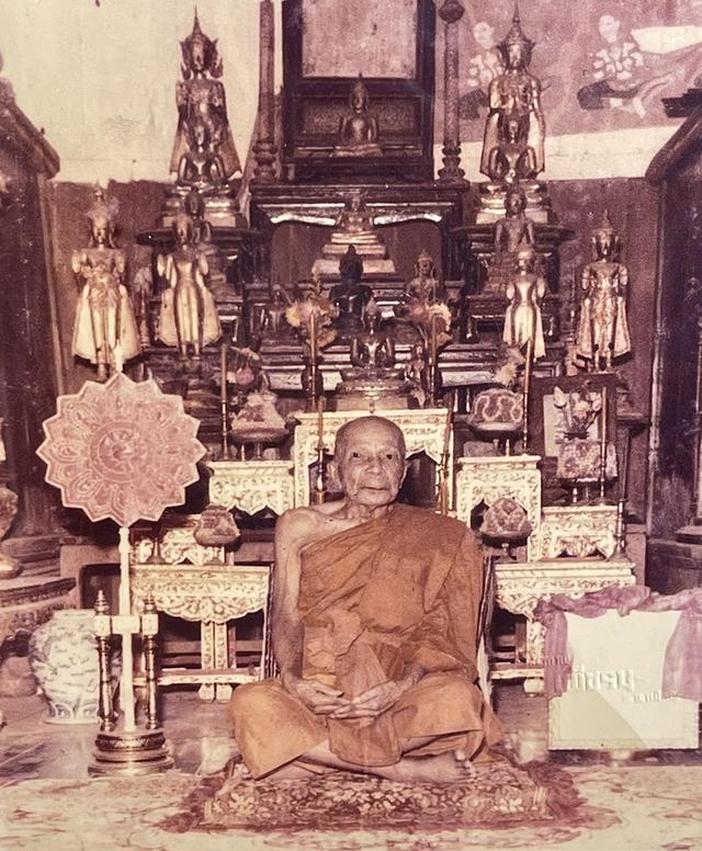 รูปถ่ายหลวงพ่อแดง ปี07 รุ่นแรก วัดเขาบันไดอิฐ หลังยันต์แดง 2