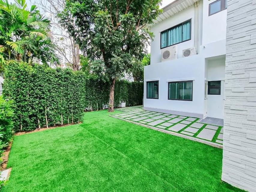 Luxury house for SALE, offering a private atmosphere and coming fully furnished. Located in the Perfect Masterpiece Sukhumvit 77 project. 10